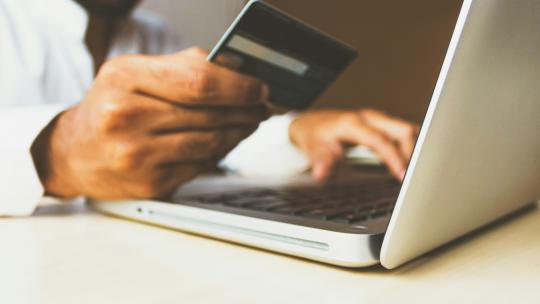 Comment le live shopping révolutionne la vente de produits de luxe