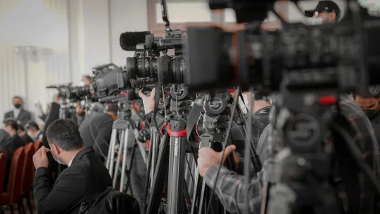 Cannes : entre tapis rouge et stories Instagram, « le luxe avance désormais sur une ligne de crête »