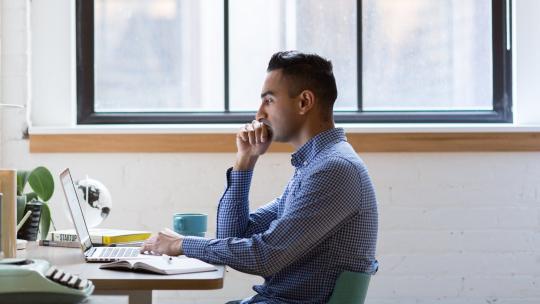 homme bureau ordinateur