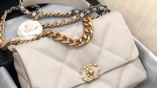 Chanel, Louis Vuitton, Bulgari : Pourquoi le luxe augmente ses prix ?