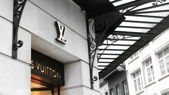 enseigne magasin Louis Vuitton
