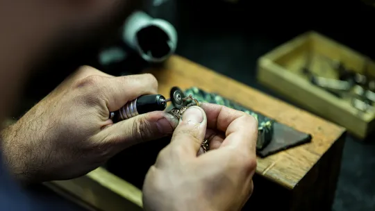 [PRESSE] Des étudiants de Sup de Luxe à la découverte de la joaillerie à l’école Van Cleef & Arpels