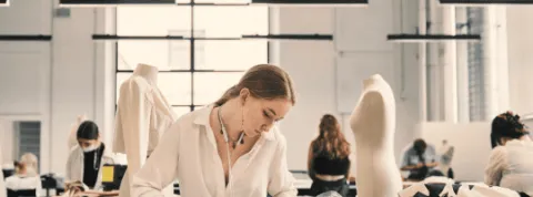 [DES ARTICLES] Couverture Polimoda etudiante