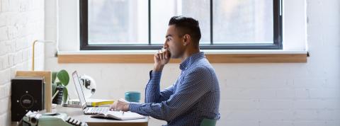 homme bureau ordinateur