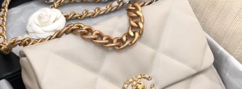 Chanel, Louis Vuitton, Bulgari : Pourquoi le luxe augmente ses prix ?