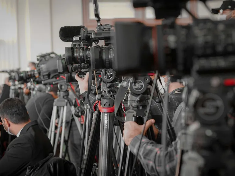 Cannes : entre tapis rouge et stories Instagram, « le luxe avance désormais sur une ligne de crête »