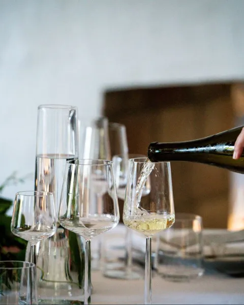 Personne servant du vin dans verre à vin dans un restaurant