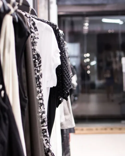 Boutique friperie vêtements Luxe
