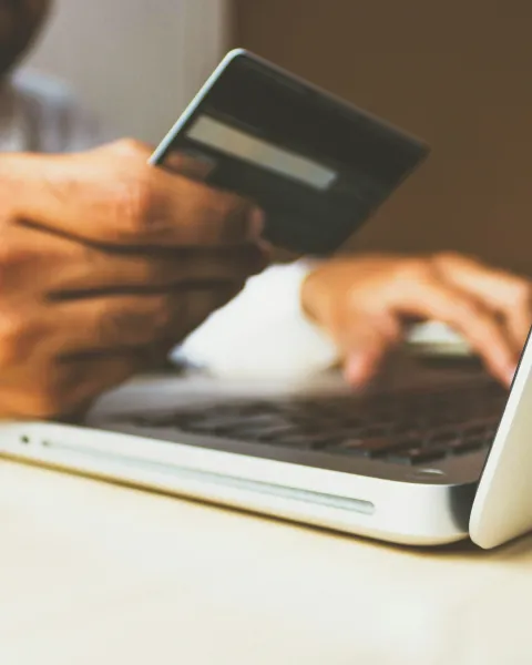 Comment le live shopping révolutionne la vente de produits de luxe