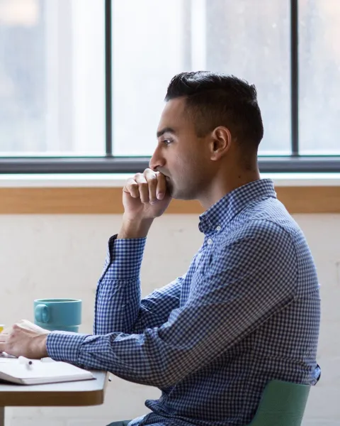 homme bureau ordinateur