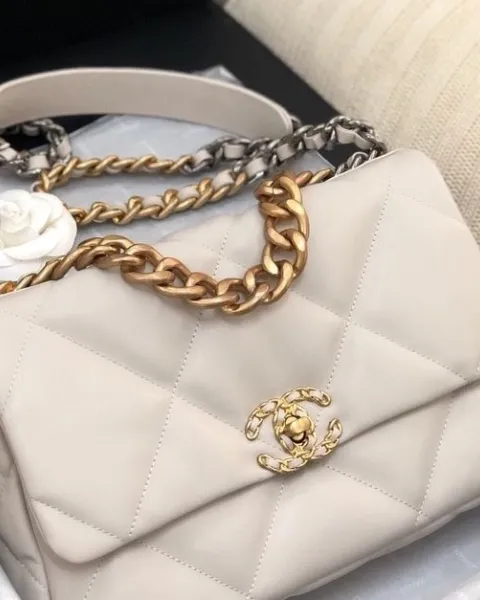 Chanel, Louis Vuitton, Bulgari : Pourquoi le luxe augmente ses prix ?